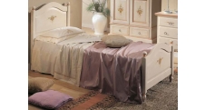 Stylová ručně malovaná jednolůžková postel v bílé barvě se starorůžovým lemem