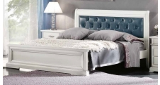 Masivní stylová dvoulůžková postel s polstrovaným čelem