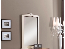 Zrcadlo v masivním rámu s ornamentem R
